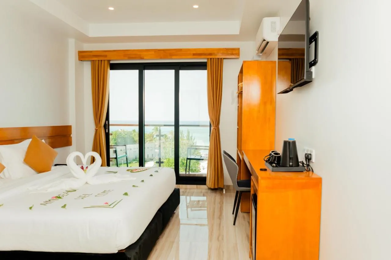 Facing the beachfront, AIMI Beach Hotel offers 3-star accommodation in Gulhi and has a garden and terrace.