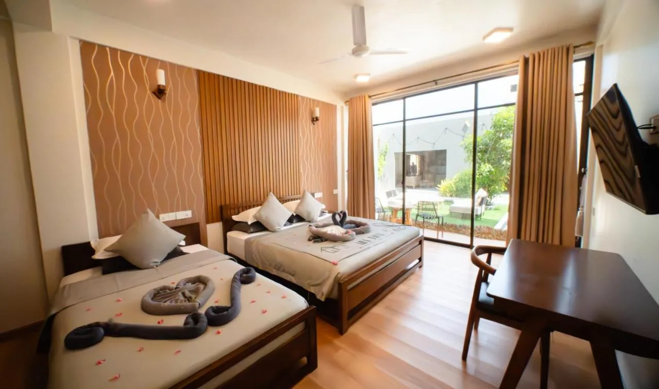 Ahola Thoddoo, Maldives offers accommodation with a garden, free private parking, a shared lounge and a restaurant.