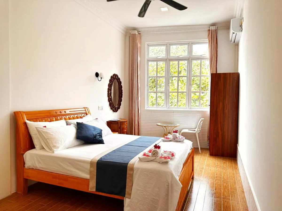 Immerse yourself in island life at Aqua Sunset. This guest house offers comfortable accommodations and a relaxed atmosphere.