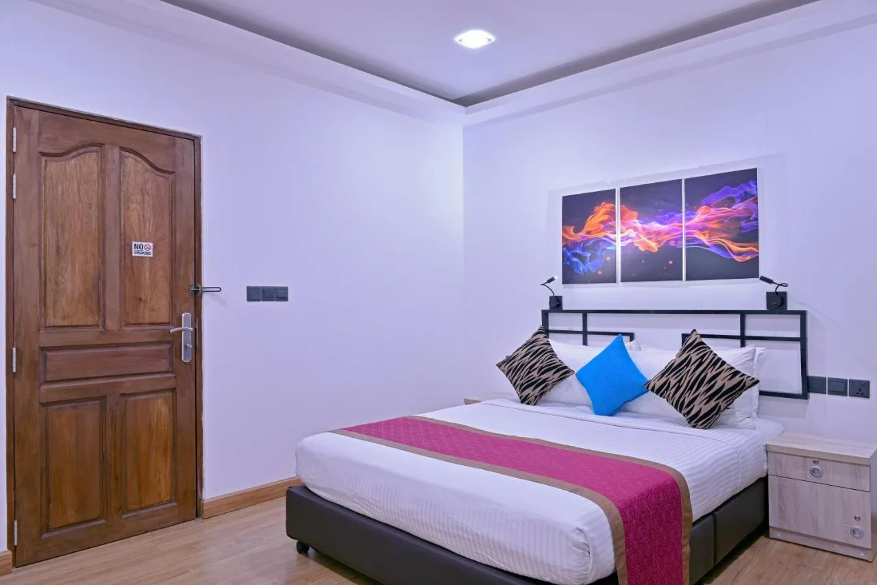 Located in Feridhoo, Villa Rosa Maldives offers accommodation with a private beach area and a garden. With a shared lounge, the guest house has air-conditioned rooms with free WiFi, each with a private bathroom.
