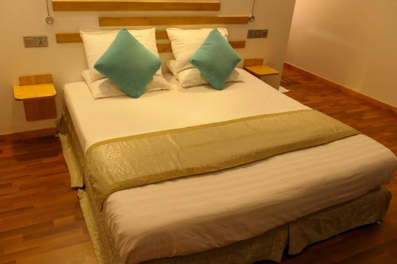 Facing the seafront in Feridhoo, AYIRA Maldives features a garden and a shared lounge. The guest house has family rooms.