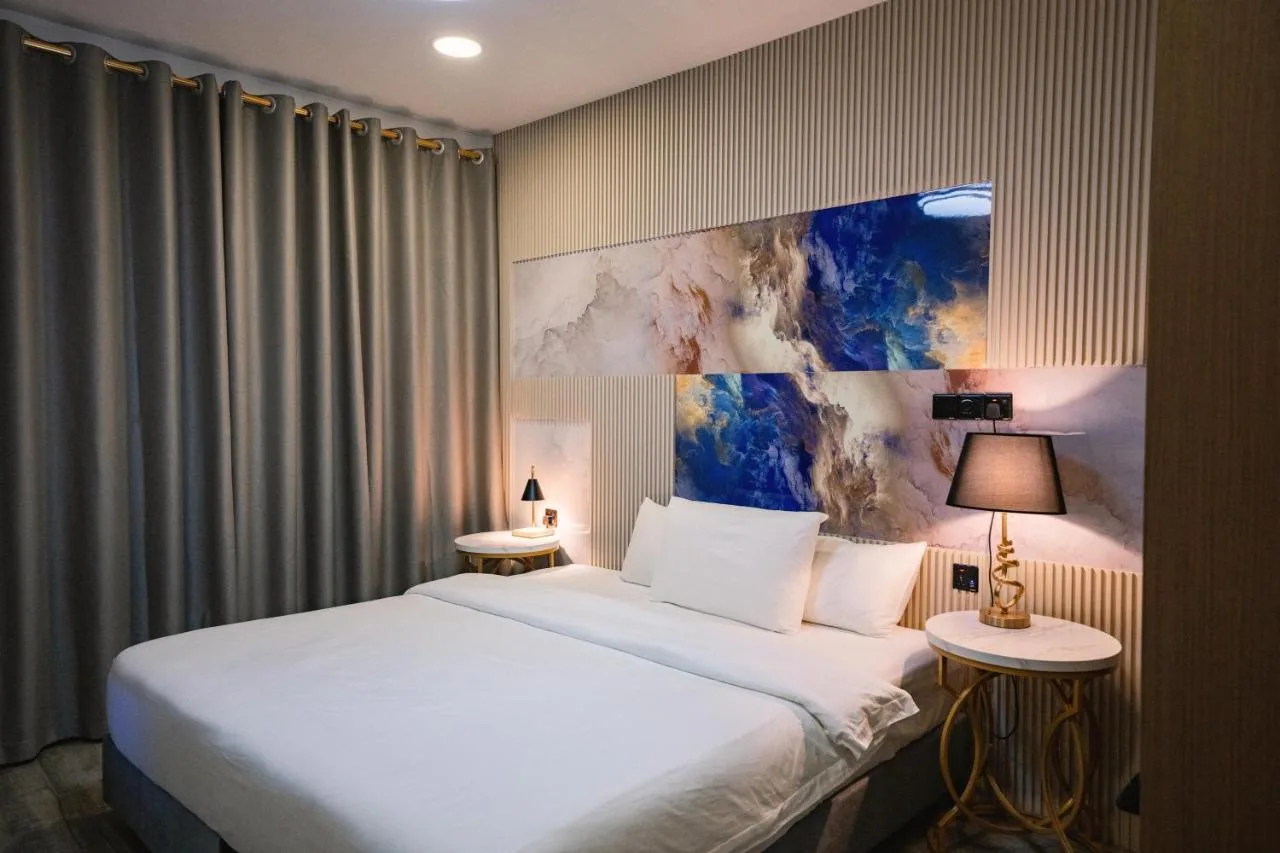 Located on Dhiffushi and offering a private beach, Bibee Maldives has modern, air-conditioned rooms with free WiFi. Featuring an à la carte restaurant, the guest house is 10 metres from Dhiffushi Beach.