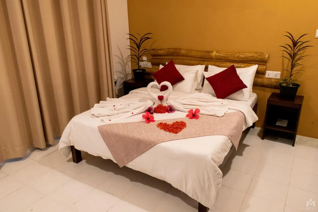 The Castaway Retreat features free WiFi and rooms with air conditioning in Feridhoo. Featuring a shared lounge, this property also provides guests with a terrace.