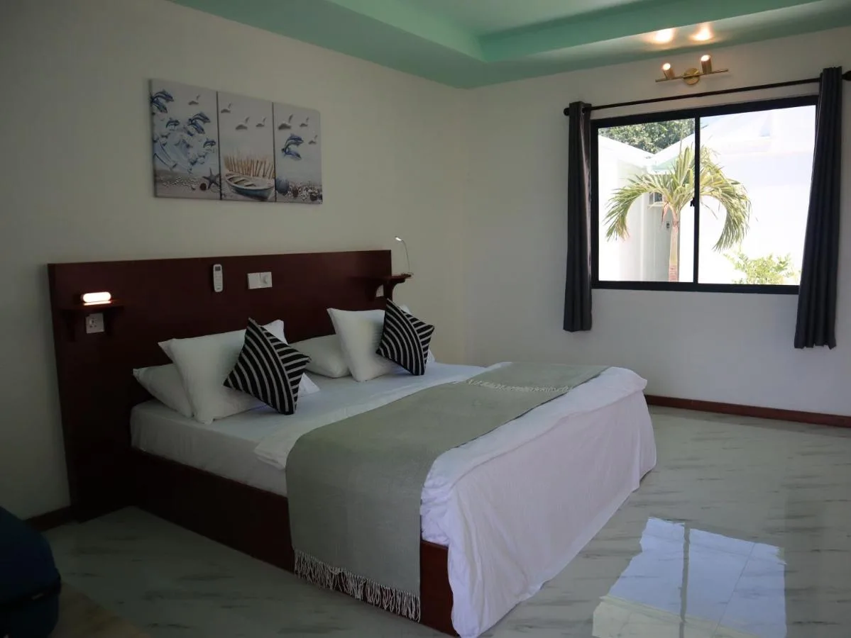 Located in Gan, just a few steps from Baywatch Beach, Clouds Beach Retreat Laamu Gan features beachfront accommodation with a private beach area, a garden and free WiFi.