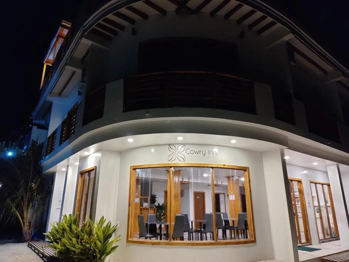 Cowry Inn has a garden, shared lounge, a terrace and restaurant in Fulidhoo.