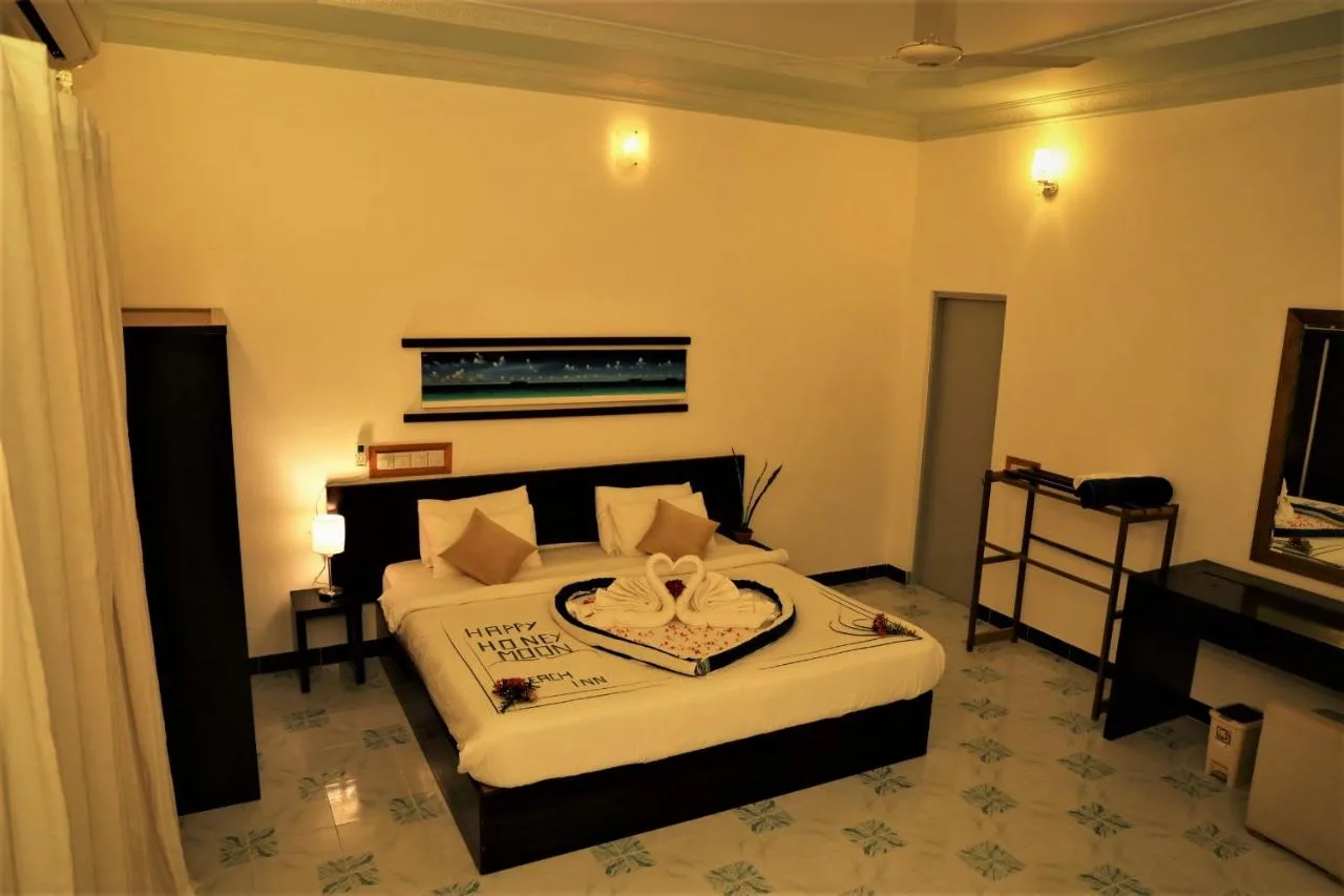 Dhigurah Beach Inn offers beachfront accommodation 90 metres from Dhigurah North West Beach and provides various facilities, such as a private beach area and a garden.