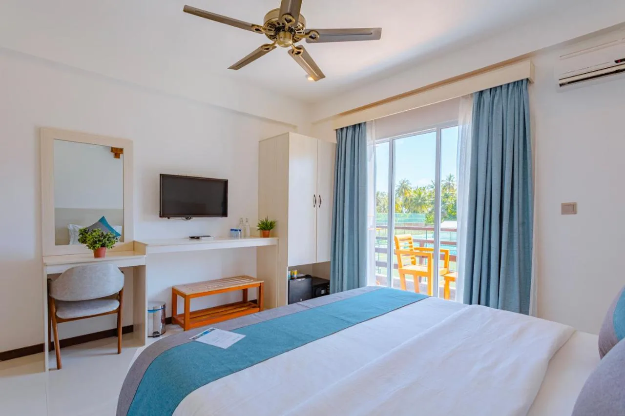 Set 100 metres from Dhigurah North West Beach, Dhiguveli Breeze offers 3-star accommodation in Dhigurah and has a garden, a shared lounge and a restaurant.