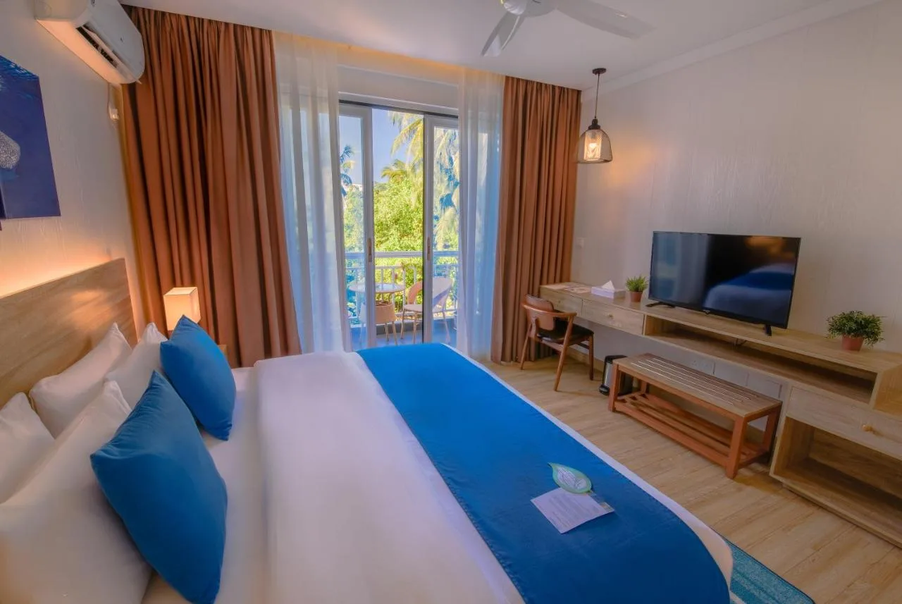 Facing the seafront, Dhiguveli Maldives offers 3-star accommodation in Dhigurah and has a private beach area, garden and terrace.