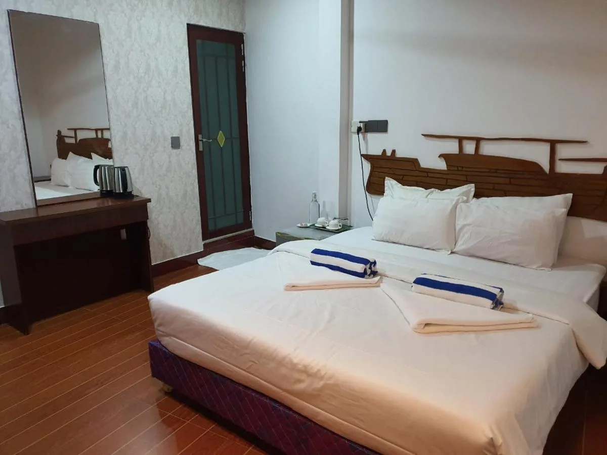 Discover comfort and affordability at Guraidhoo Palm Inn. This unpretentious guest house offers clean rooms, some with balconies, a restaurant serving delicious meals, and two rooftop terraces with stunning views.