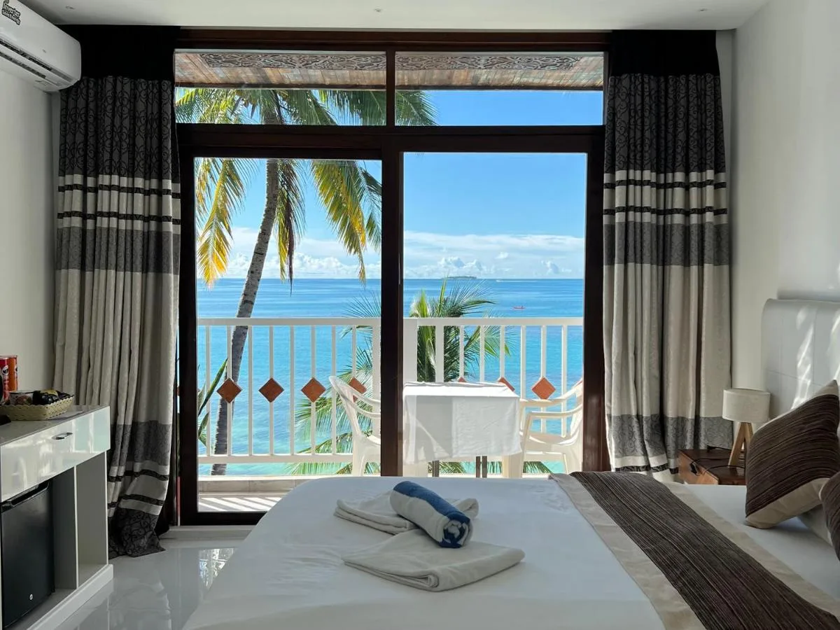 Set in Dhiffushi, Heron Beach Hotel - The Best Maldivian Getaway in Dhiffushi, Maldives offers beachfront accommodation 200 metres from Dhiffushi Beach and offers various facilities, such as a private beach area, a garden and a terrace.