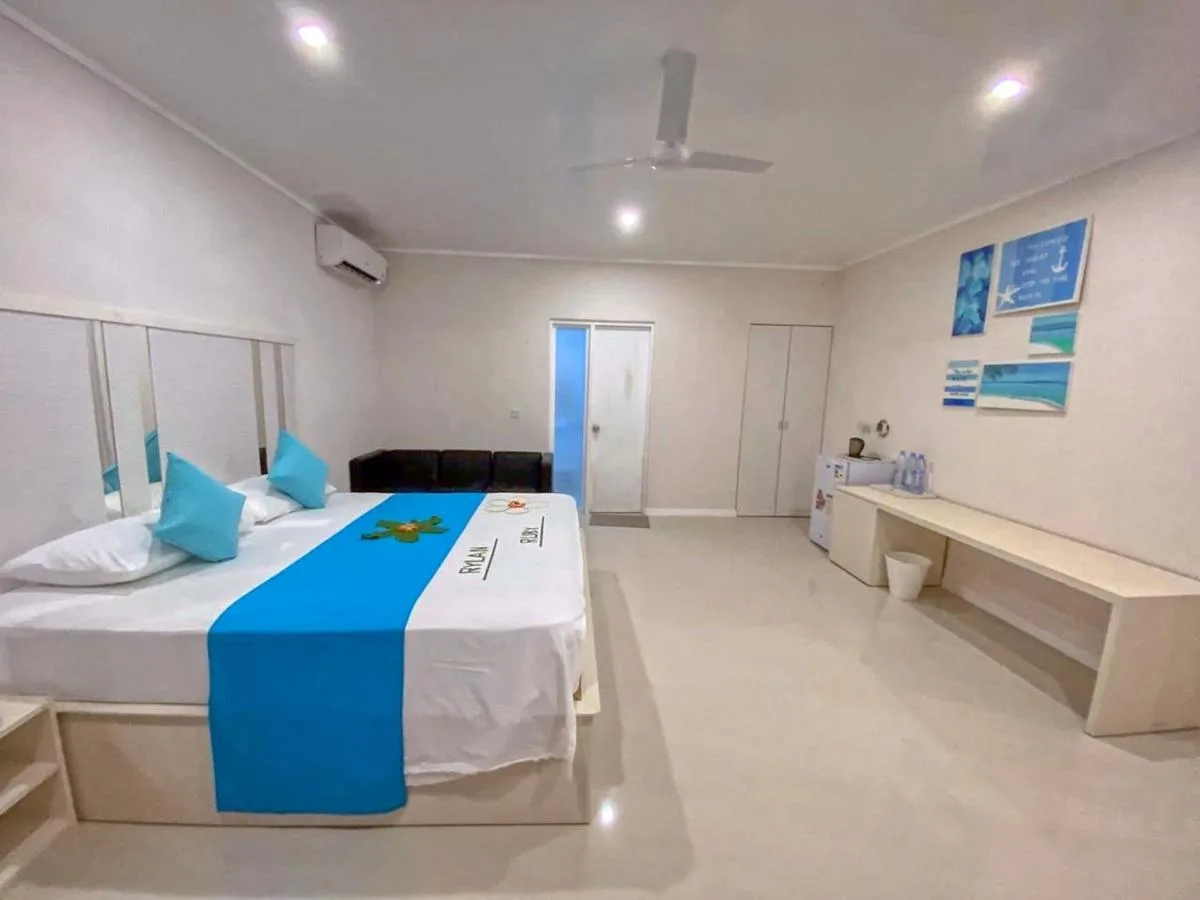 Facing the beachfront in Keyodhoo, Hevana Holidays has a private beach area. Featuring a garden, the 3-star hotel has air-conditioned rooms with a private bathroom.