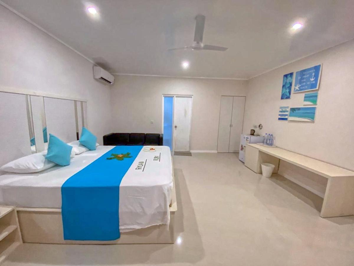 Facing the beachfront in Keyodhoo, Hevana holidays has a private beach area. Featuring a garden, the 3-star hotel has air-conditioned rooms with a private bathroom.
