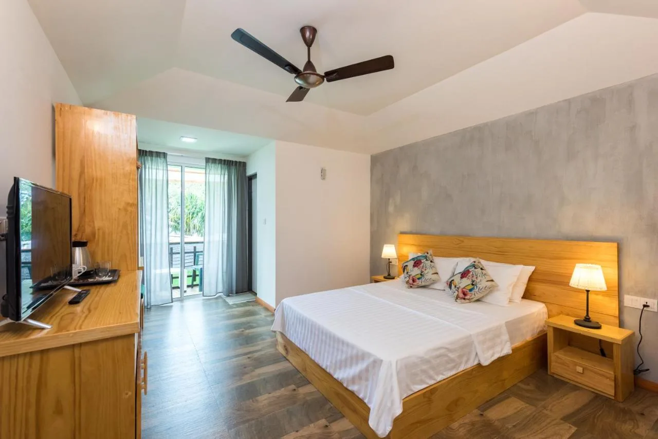 Featuring city views, Isla Dhiffushi features accommodation with a garden, around 300 metres from Dhiffushi Beach.