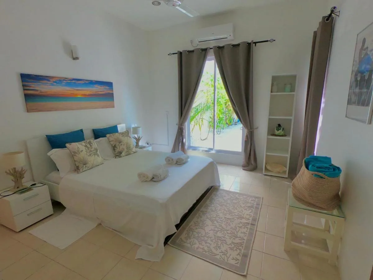 Located in Thulusdhoo, Kahanbu Ocean View offers beachfront accommodation a few steps from Bikini Beach.