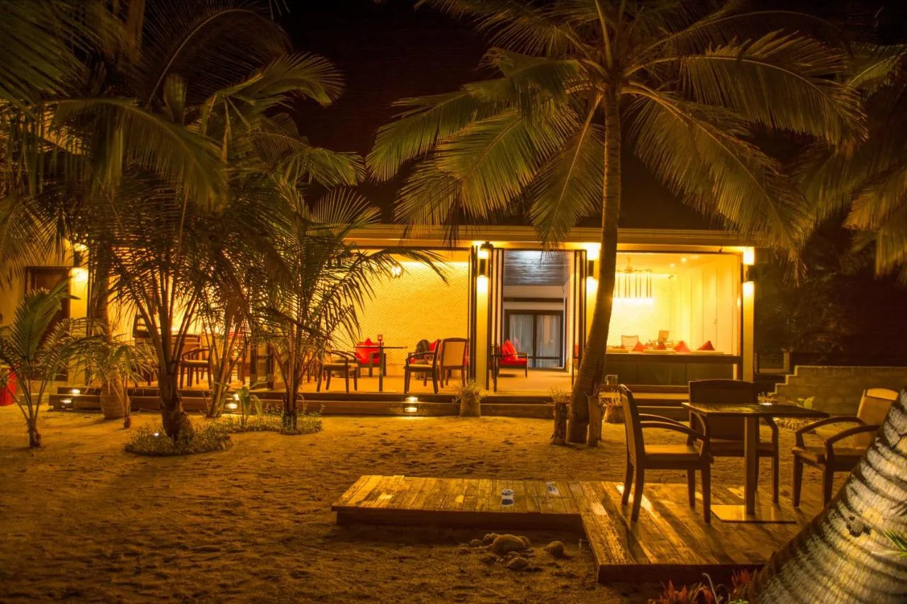 LVIS Blacura Hotel is a cozy rooms with modern amenities, located close to the beach. Offers a restaurant and a tour desk.