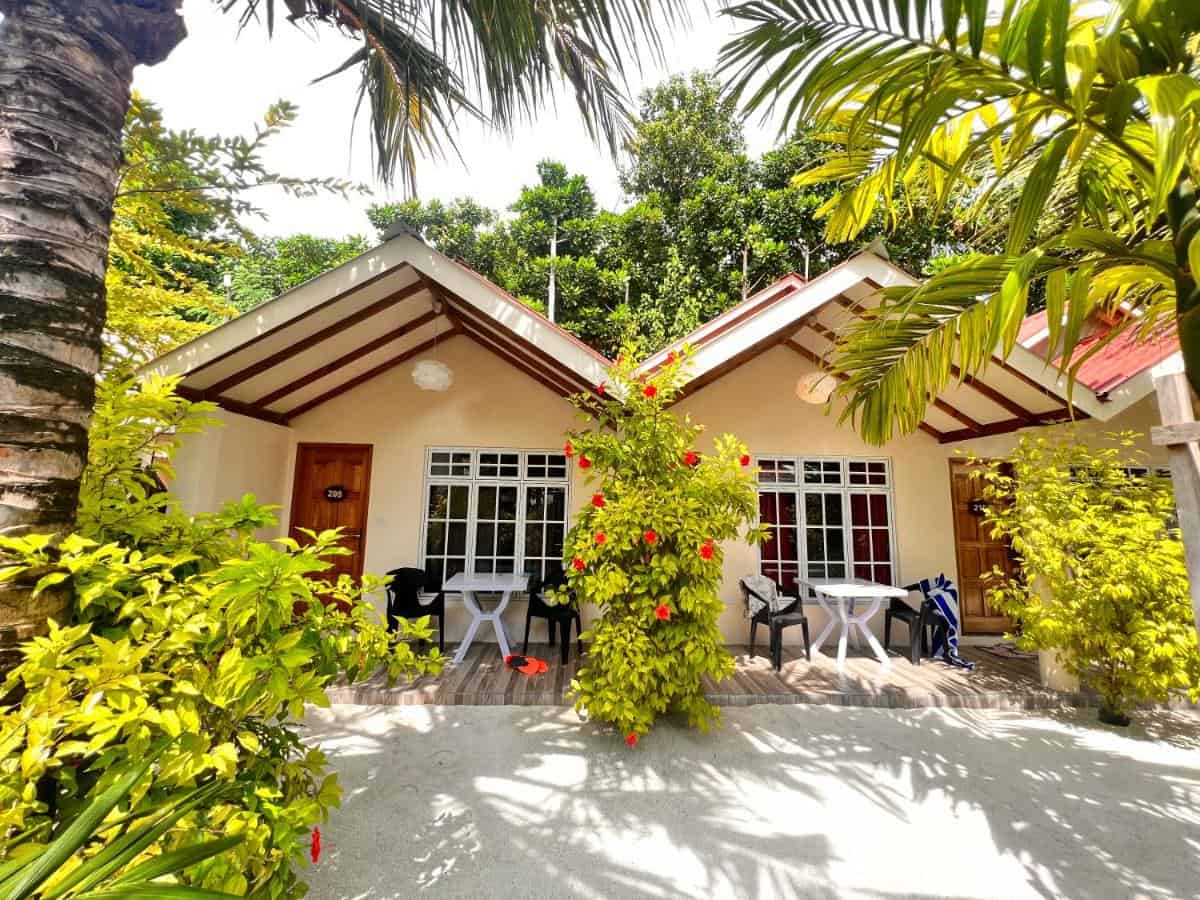 Manta Stay Thoddoo, Maldives features accommodation with bike hire, a private beach area, an open-air bath and a garden.