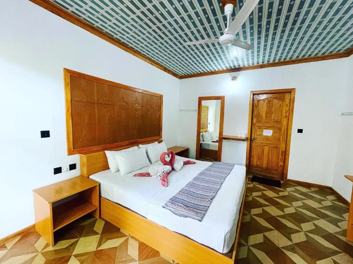 Mathiveri Thundi Inn offers beachfront accommodation 400 metres from Stingray Beach and provides various facilities, such as a private beach area, a fitness centre and a garden.