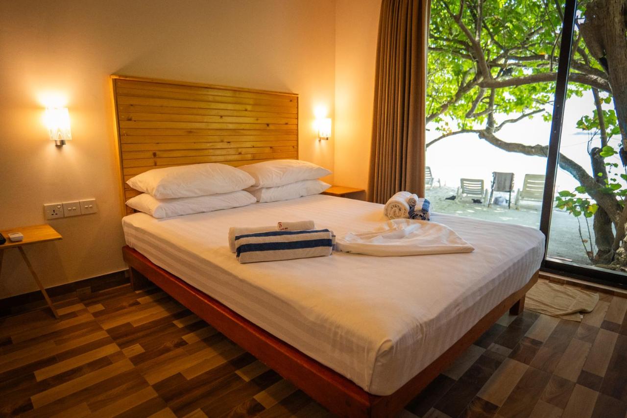 Paguru Seaview is a  beachfront, 3-star accommodation in Bodufolhudhoo and has a garden, shared lounge and restaurant.