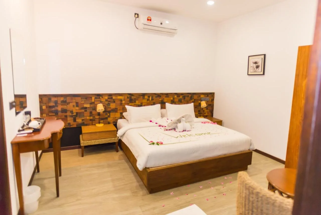 Located in Gulhi, just a few steps from Gulhi, Premier Beach provides beachfront accommodation with a garden and free WiFi.