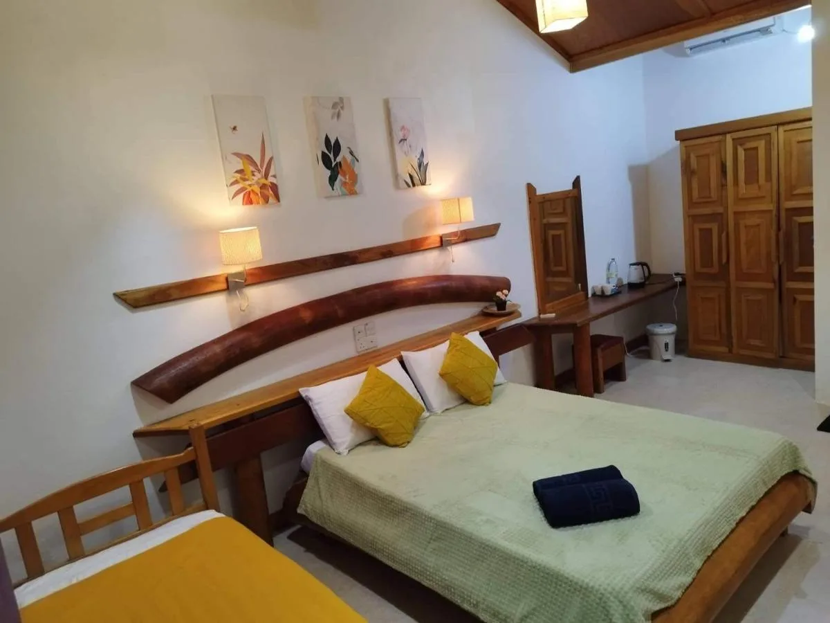 Reethi Vaavu Thinadhoo is a beachfront property featuring air-conditioned accommodation with a balcony in Thinadhoo.