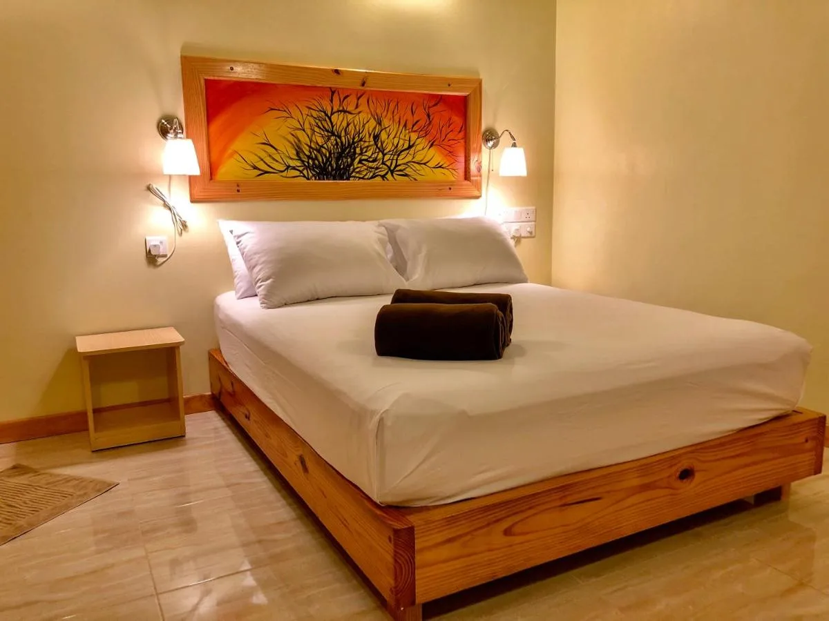Royal Reef Stay offers a garden and air conditioning. Among the facilities of this property are a restaurant, a 24-hour front desk and full-day security, along with free WiFi throughout the property.