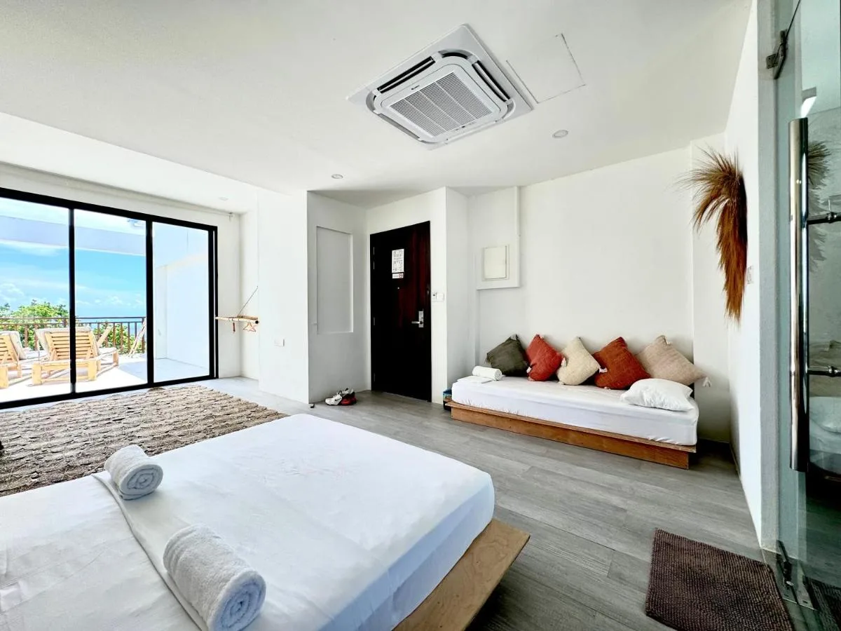 Located in Thulusdhoo, a few steps from Bikini Beach, Samura Panorama Guest House provides accommodation with a garden, free private parking, a shared lounge and a terrace.