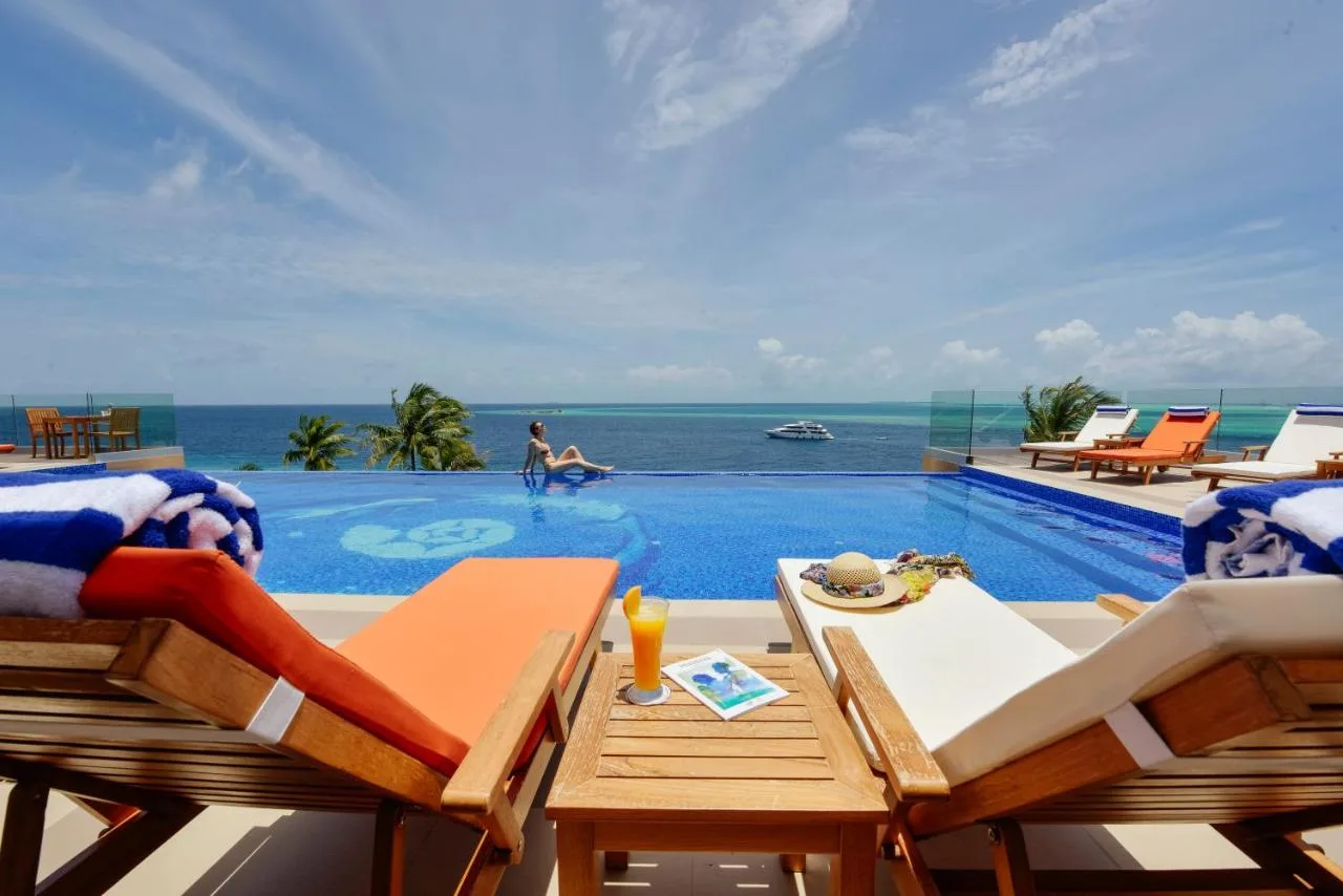 Situated in Thulusdhoo, Season Paradise offers beachfront accommodation a few steps from Bikini Beach and features various facilities, such as a rooftop pool, a fitness centre and a garden.