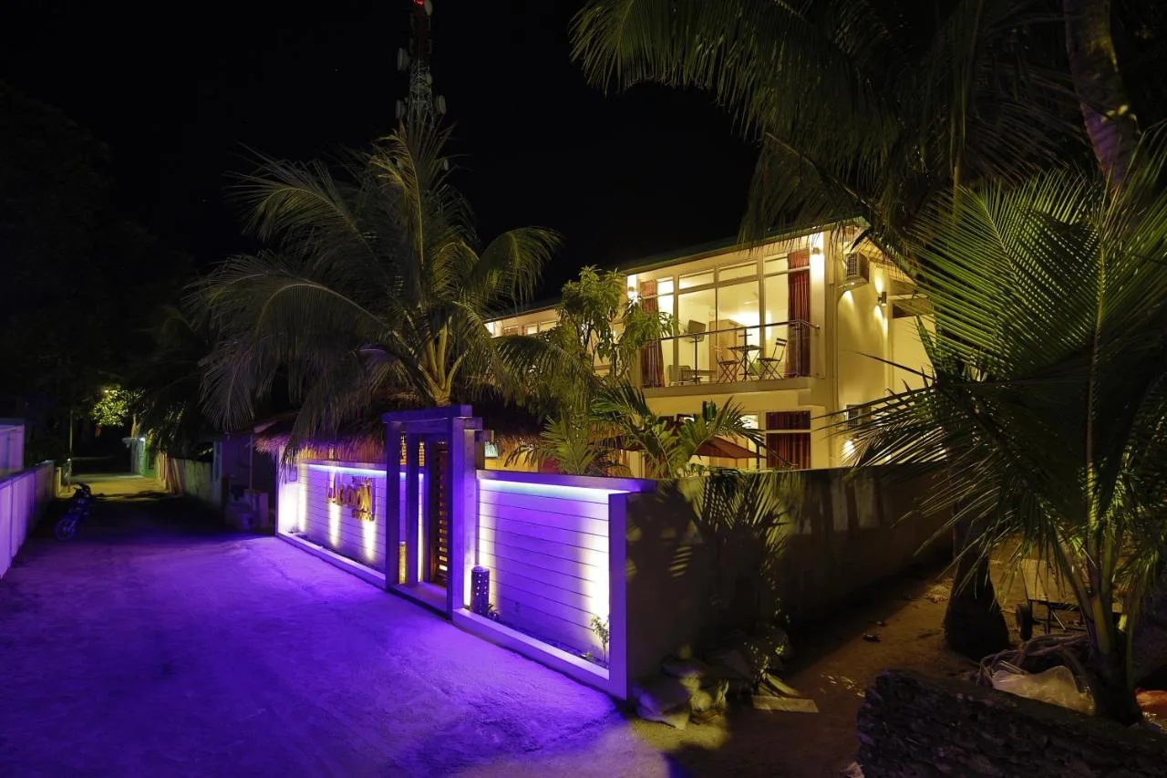 Featuring an open-air bath and views of garden, Shallow Lagoon Rasdhoo is a recently renovated guest house set in Rasdu, less than 1 km from Rashdoo Bikini Beach.