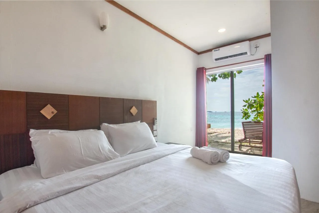 Located in Rasdu, just 100 metres from Rashdoo Bikini Beach, Shallow Lagoon Sunset provides beachfront accommodation with free WiFi.