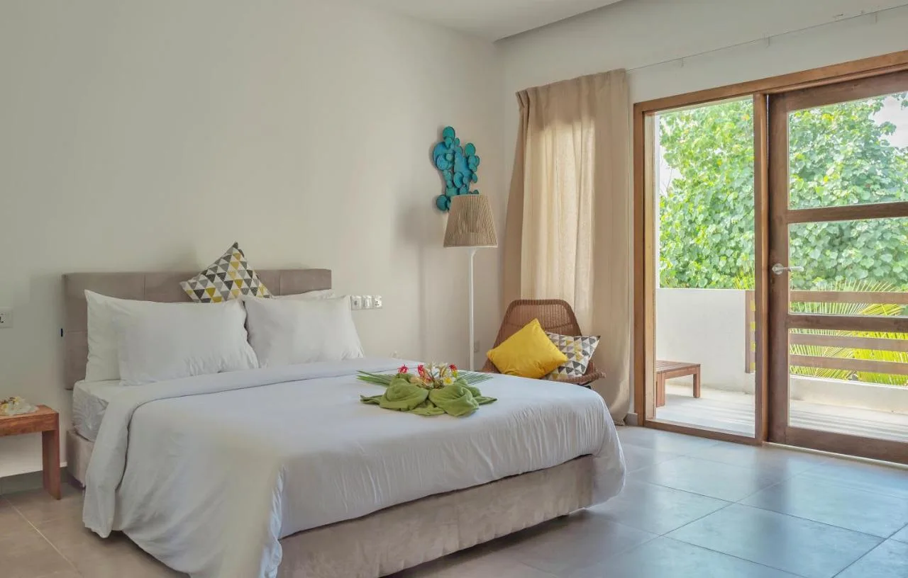 Located within a few steps of Ukulhas Beach in Ukulhas, Shaviyani Retreat features accommodation with seating area. This beachfront property offers access to darts.