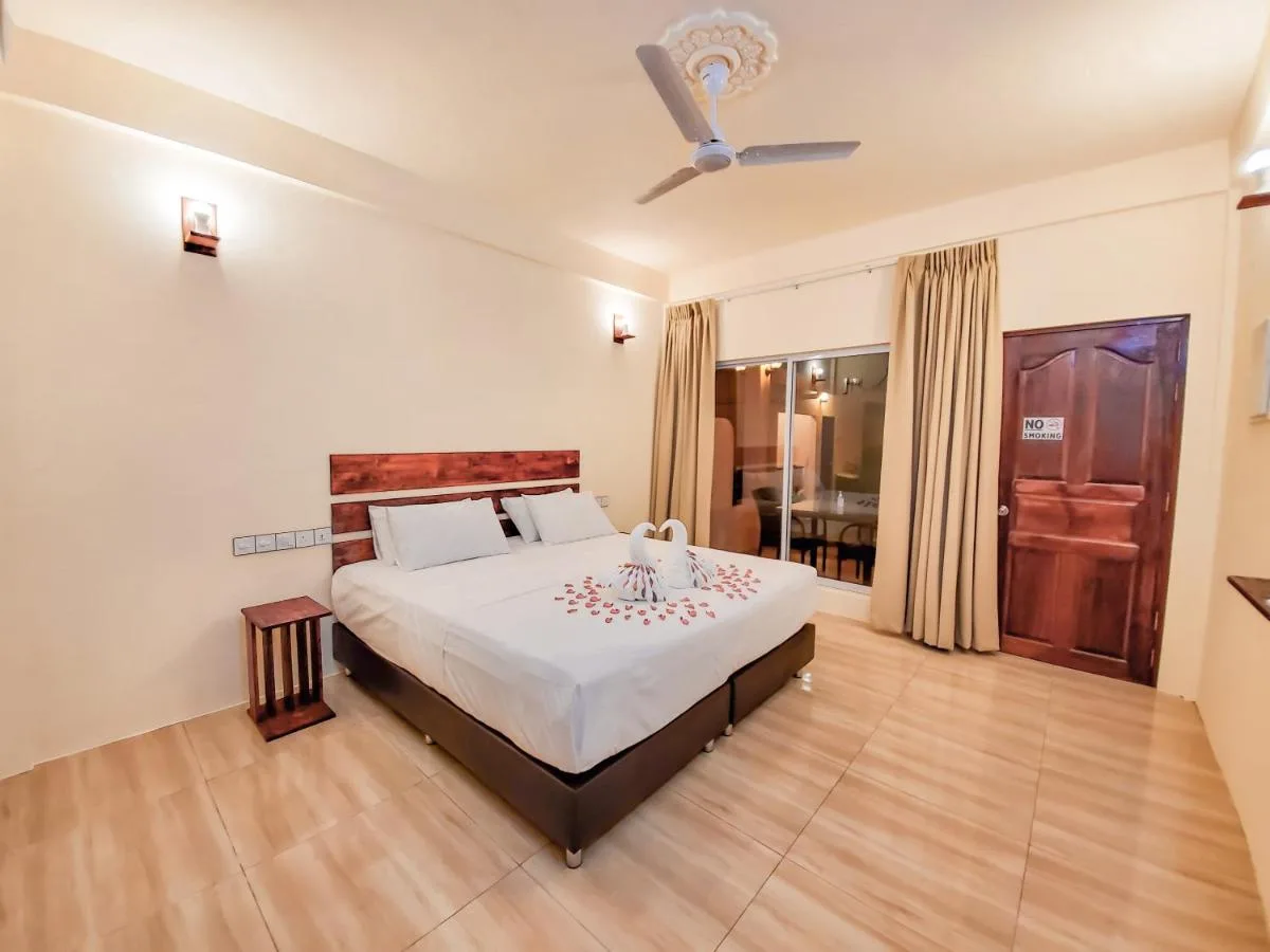 Boasting garden views, Shoreline Grand features accommodation with a garden, around less than 1 km from Thoddoo Beach.