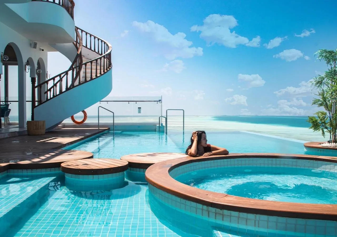 Facing the beachfront, Stone Hotels Dhiffushi offers 4-star accommodation in Dhiffushi and has an outdoor swimming pool, fitness centre and shared lounge.