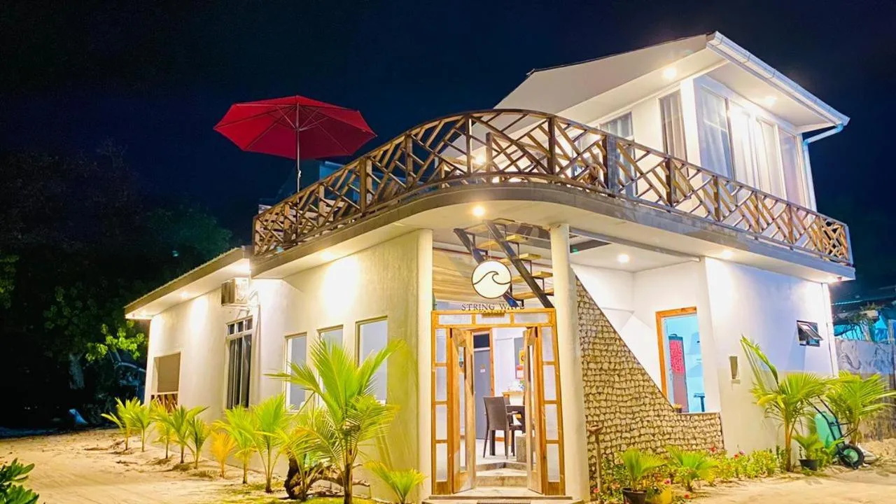 Facing the seafront in Gulhi, String Wave Maldives features a garden and a shared lounge.