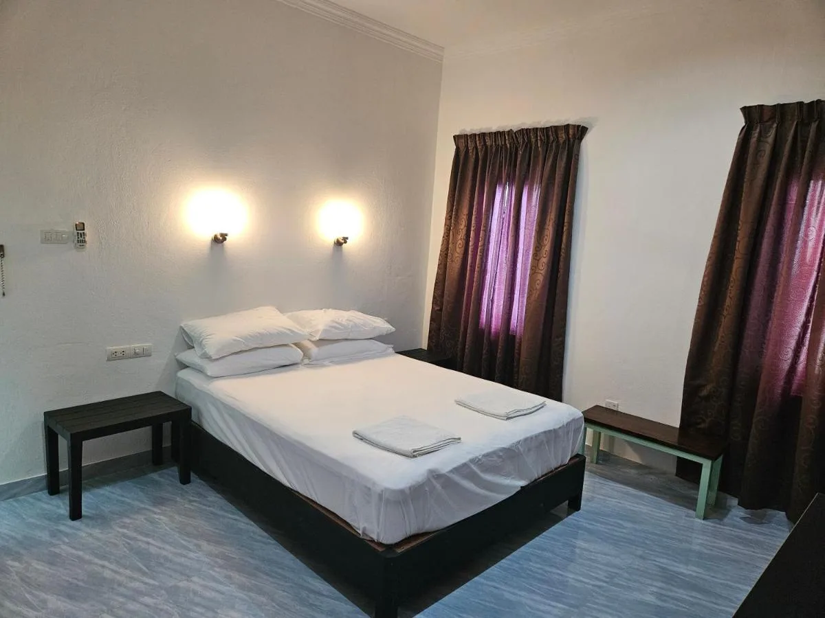 Sunset Villa features accommodation in Gan. This 4-star hotel offers room service, a 24-hour front desk and free WiFi.