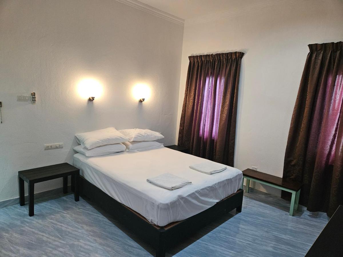 Sunset Villa features accommodation in Gan. This 4-star hotel offers room service, a 24-hour front desk and free WiFi.