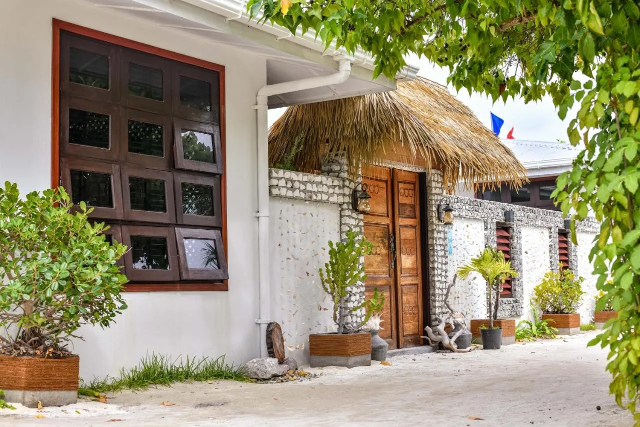 Suvaasa Inn offers a taste of Maldivian tradition. This family-run guesthouse provides comfortable rooms and a warm, welcoming atmosphere.