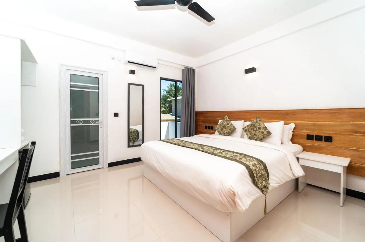 The Shark Residence is set in Fuvahmulah and offers a terrace. Boasting free shuttle service, this property also welcomes guests with a restaurant and an outdoor pool.