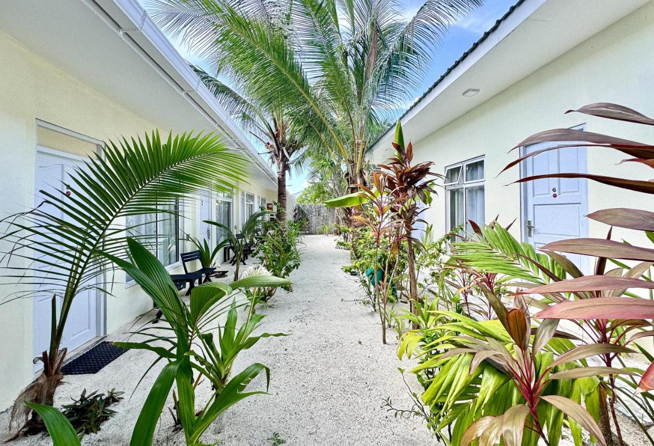 Embrace a blend of comfort and social atmosphere at Three Hearts. This highly-rated guest house features airy rooms and suites, an on-site restaurant with ocean view