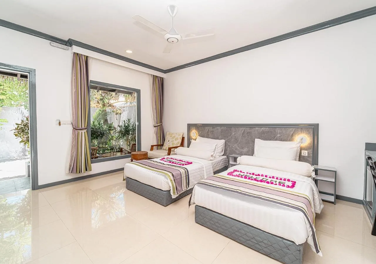 With garden views, Tropical Tree is set in Fehendhoo and has a restaurant, full-day security, bar, garden, children's playground and picnic area.