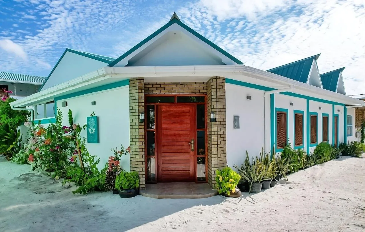 Vaagali Inn is offering accommodation in Keyodhoo. Featuring a shared lounge, the 3-star hotel has air-conditioned rooms with free WiFi, each with a private bathroom.