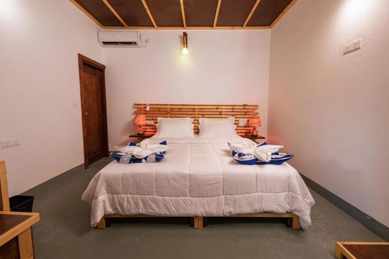 Boasting a garden, Vacanza Mathiveri is located in Mathiveri in the Ari Atoll region, 100 metres from Stingray Beach.