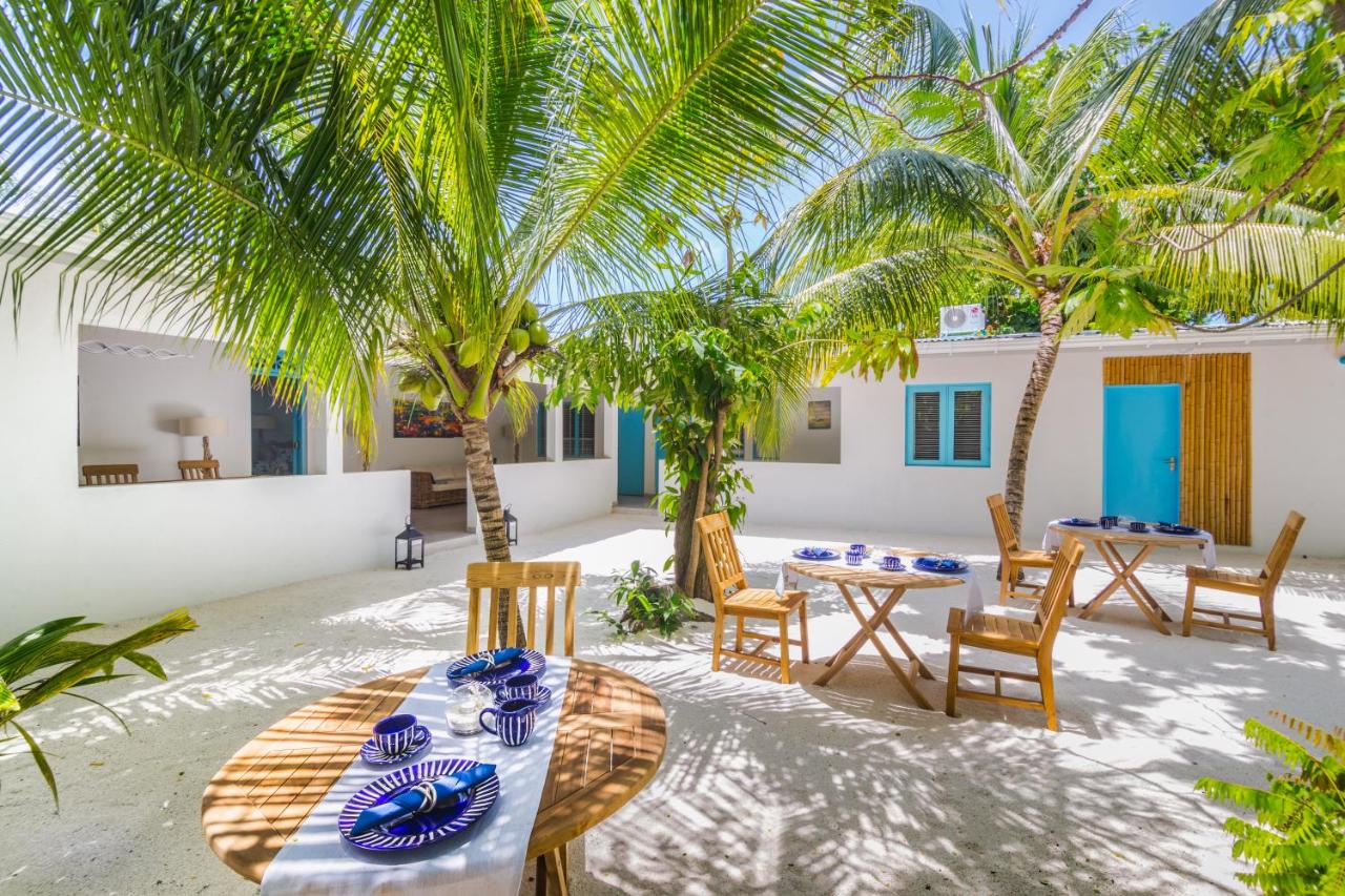 Located in Feridhoo, Villa Rosa Maldives offers accommodation with a private beach area and a garden. With a shared lounge, the guest house has air-conditioned rooms with free WiFi, each with a private bathroom.