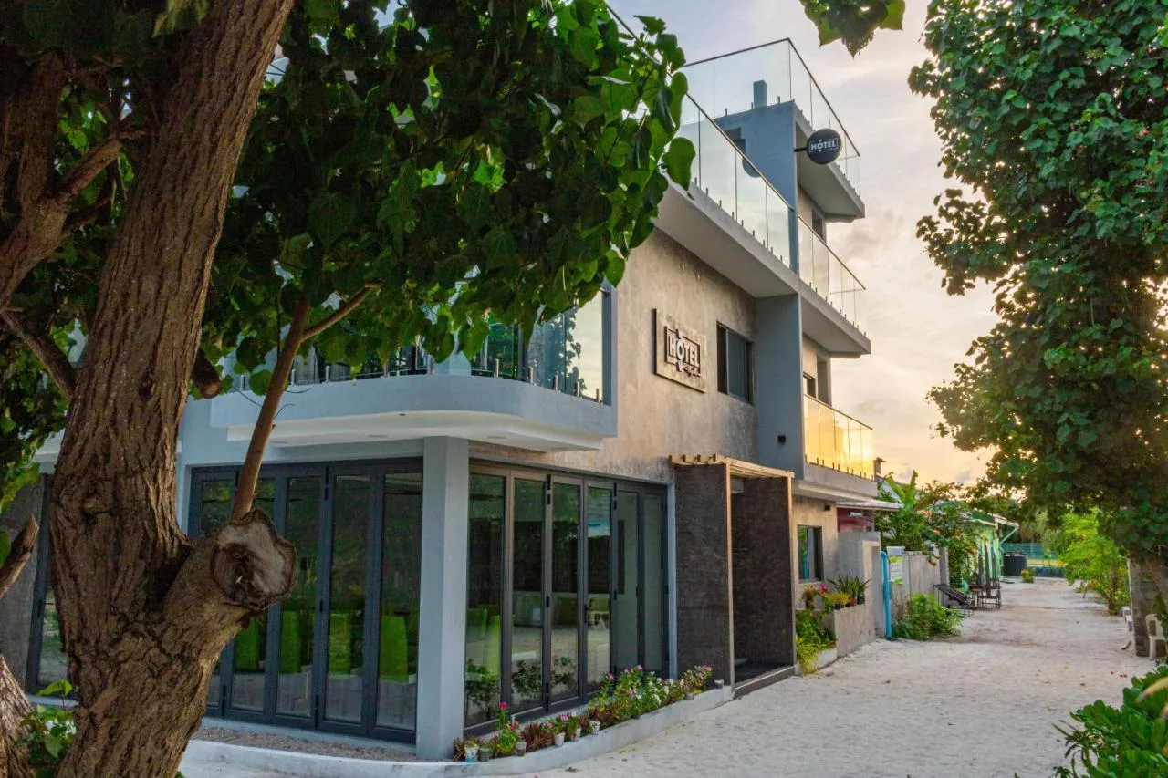 Wow Inn Keyodhoo features a garden, terrace, a restaurant and private beach area in Keyodhoo. Featuring family rooms, this property also provides guests with a barbecue.