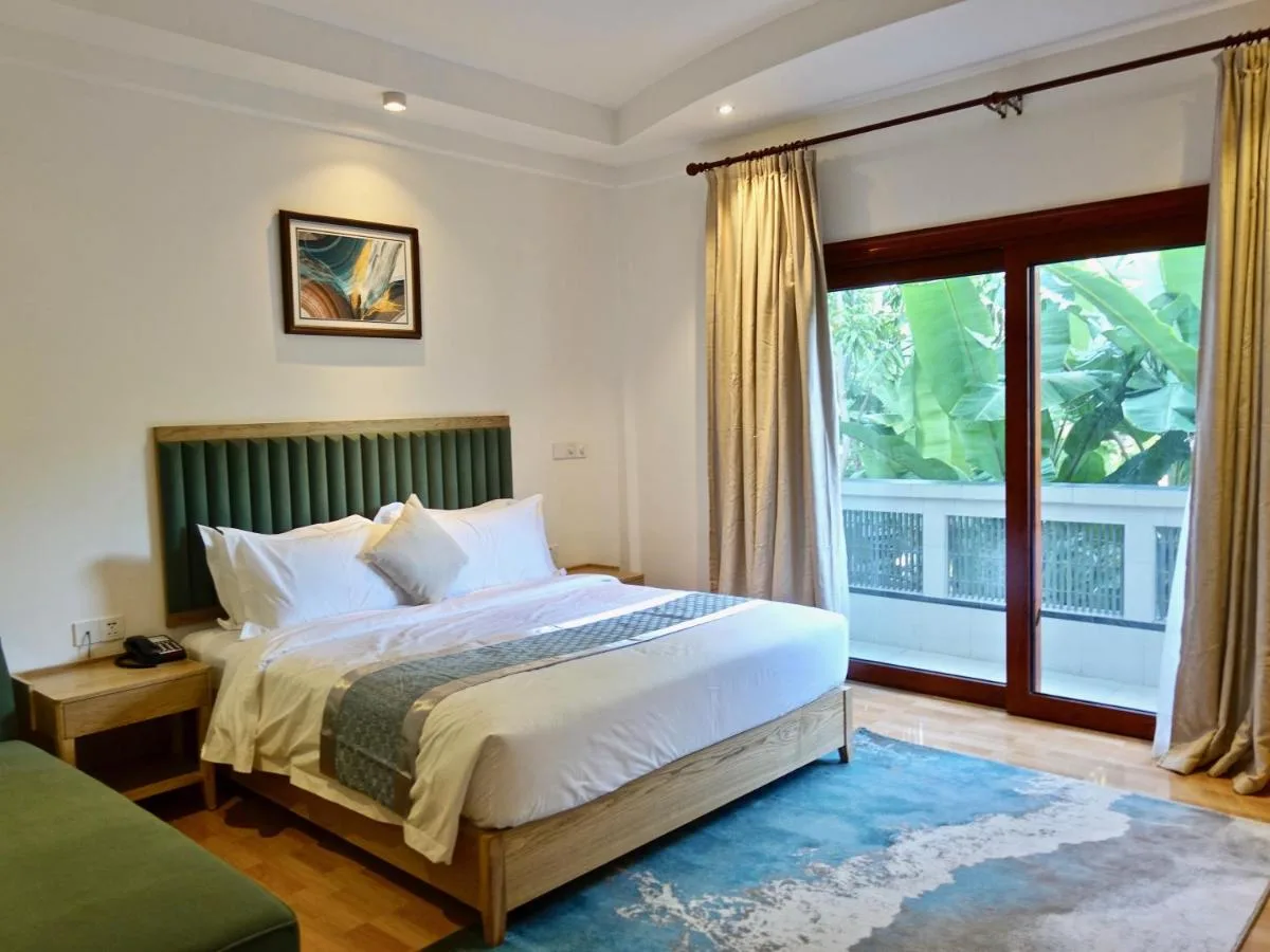 A good location for a stress-free holiday in Fuvahmulah, Zero Degree Residence is a guest house surrounded by views of the garden.